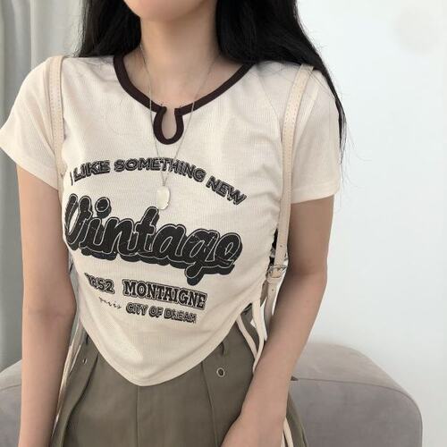 サイドシャーリングリブVネッククロップレタリングTシャツ｜半袖T