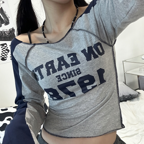 ルーズオフショルダー配色レタリング長袖Tシャツ - [10代・20代女性