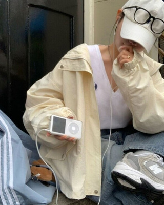 オーバーフィットフードウィンドブレーカー