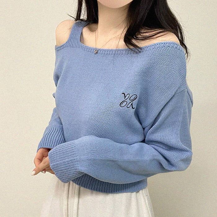 ロゴ刺繍オフショルダーアンバランスストラップニット - [10代・20代女性ファッション,韓国通販, SONA (ソニョナラ) - ソナ] -  peelrang