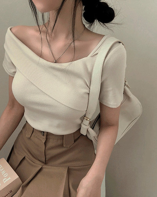 ワンオフショルダースリムフィット半袖Tシャツ
