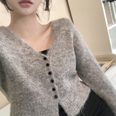 SGD23968 ウールアンゴラVネックファークロップカーディガン