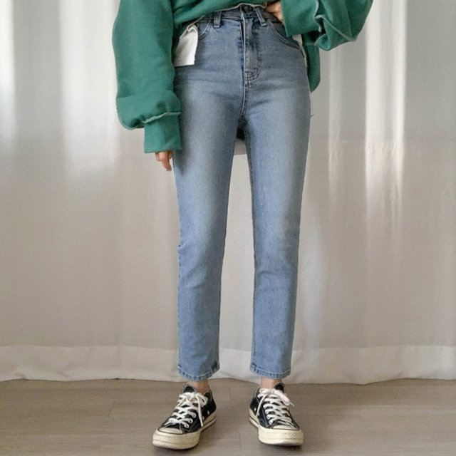 ウォッシュ加工デニムパンツ