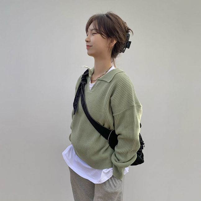Vネックカラーニット