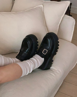 ベルトバックル厚底ローファー