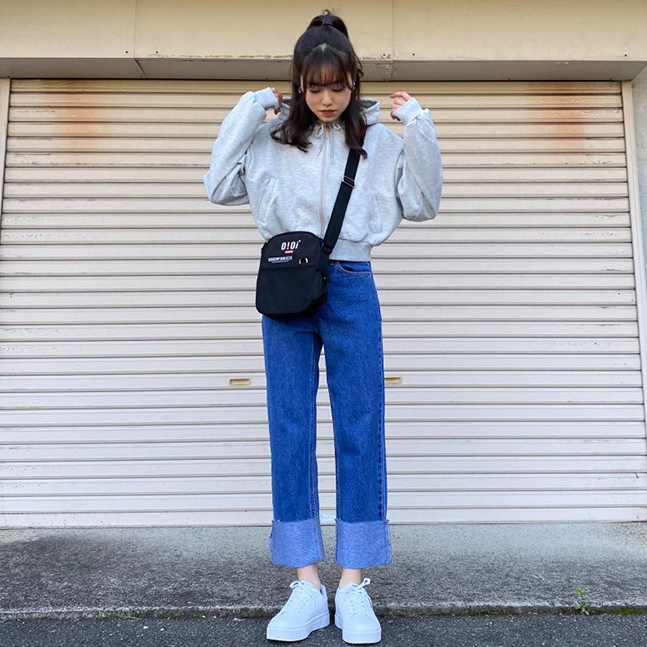 ロールアップストレートフィットデニムパンツ