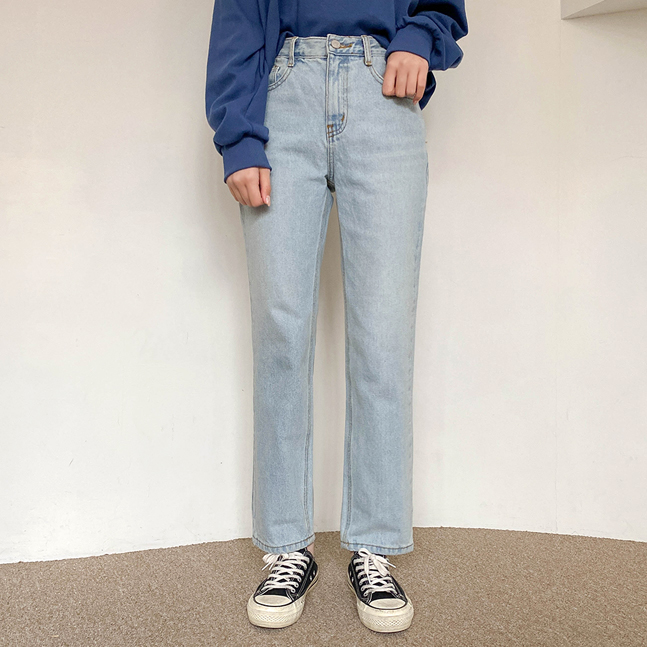 シンプルなストレートデニムパンツ