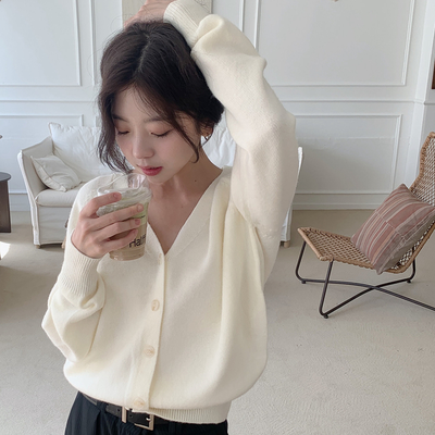 ◻️購入価格9900円◻️開けても閉じても、コーデがまとまるカーディガン◻️ネイビー フォックスアンゴラVネックカーディガン | 小柄・低身長女性向け