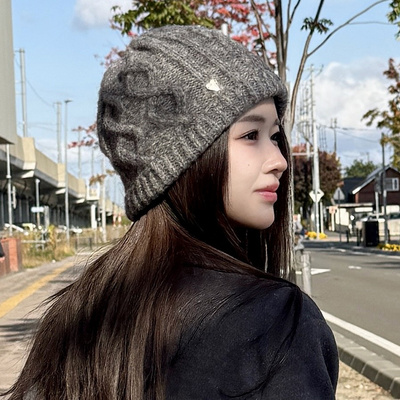 ブローチニットビーニー