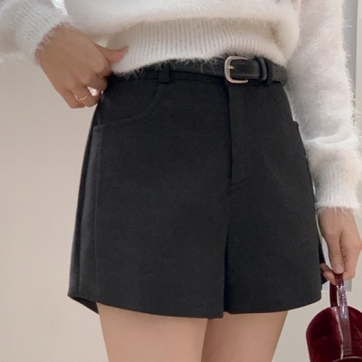 （ウール生地／ベルトセット／コーデ万能アイテム／ミニマルで洗練されたルック）ウールハイウエストベルトAラインショートパンツ