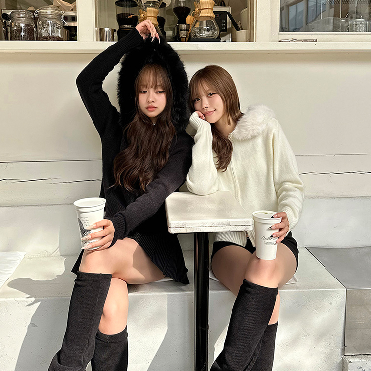 韓国♡ゆるっとルーズなふわふわニット♪ オーバーサイズ Vネック ファー ニット Vネックファーニット【韓国ファッション】[品番：ZJ000023093]｜Girly