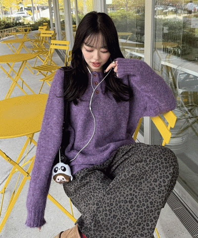 패치 포인트 부클 라운드넥 니트