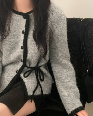 프레젠트 리본 배색 울 라운드넥 니트가디건