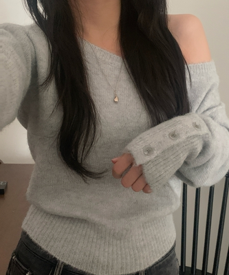 배론 버튼 포인트 원숄더 울 보카시 오프숄더 긴팔니트