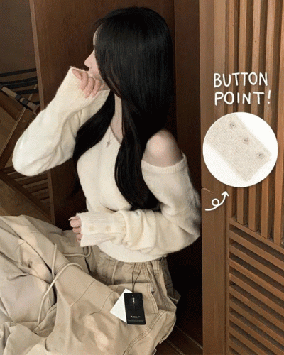 뽀송따뜻 연말룩 보트넥 원 오프숄더 소매 버튼 아방핏 크롭 워머니트