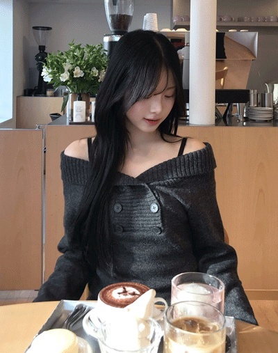 오프숄더 버튼 니트