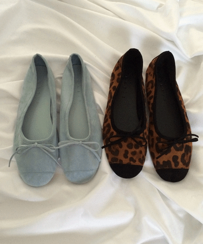 リボン付きスウェードバレエシューズ