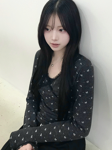 フラワーVネックTシャツ