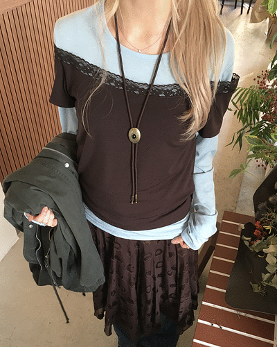 레이어드 레이스 배색 긴팔티셔츠