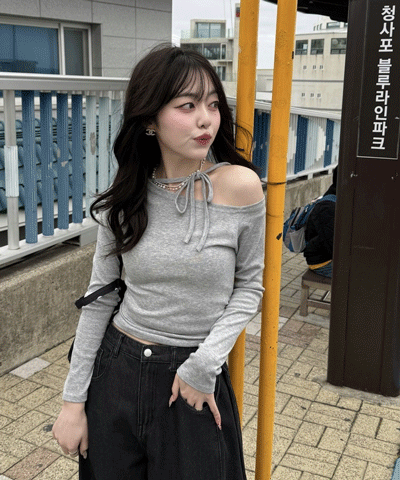 언발 리본 스트랩 티셔츠