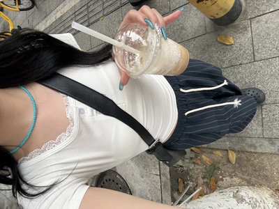 레이스 버튼 슬림핏 반팔 티셔츠