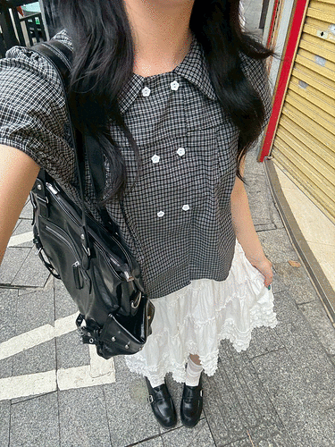 フラワーボタンブラウス