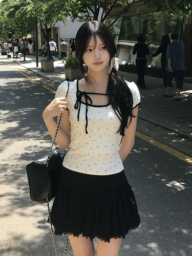 잔꽃 리본 배색 티셔츠