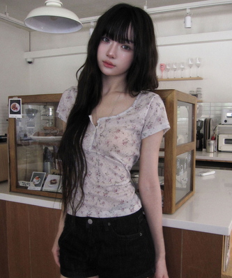 フラワーボタン半袖Tシャツ