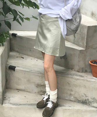 フラワーサテンスカート