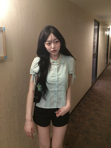핀턱 퍼프소매 블라우스