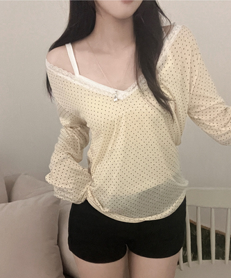 릴리 도트 레이스 브이넥 여리핏 긴팔 티셔츠