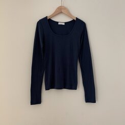 ベーシックUネック長袖Tシャツ