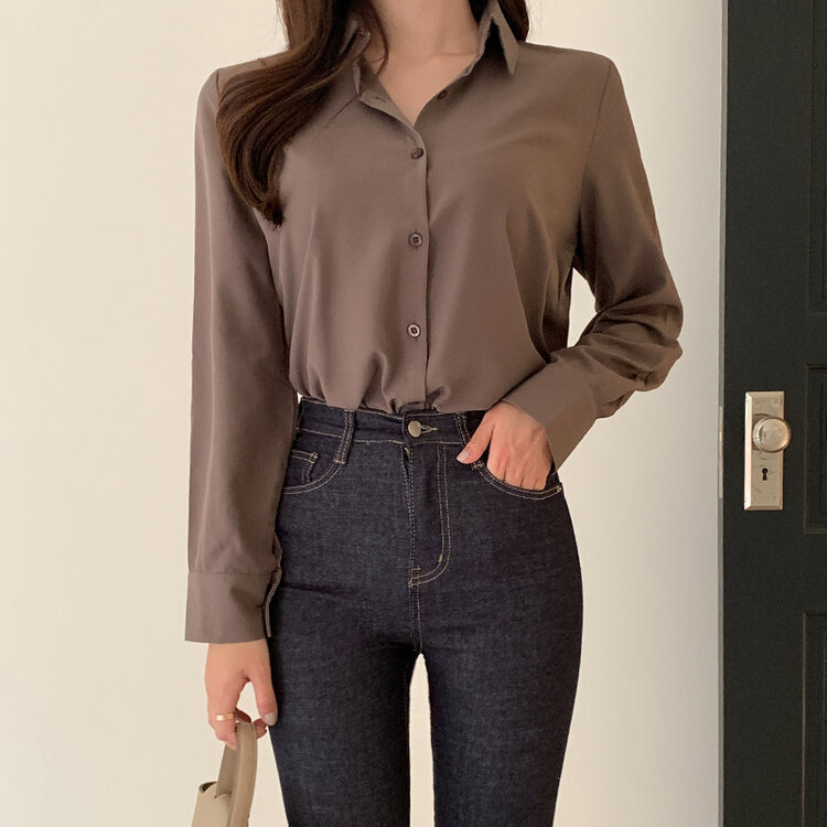bs4691 매끄러운 광택감이 돋보이는 아뜨랑스 베이직 셔츠 블라우스 blouse Brown(model)