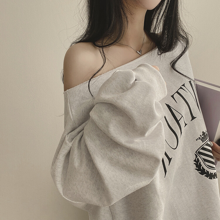 オフショルダー　スウェット オフショルダーカットオフオーバーフィットトレーナー