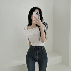 アンバランスオフショルダースリムTシャツ IVORY