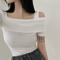 アンバランスオフショルダースリムTシャツ IVORY