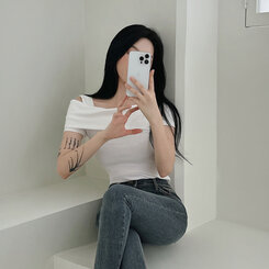 アンバランスオフショルダースリムTシャツ IVORY