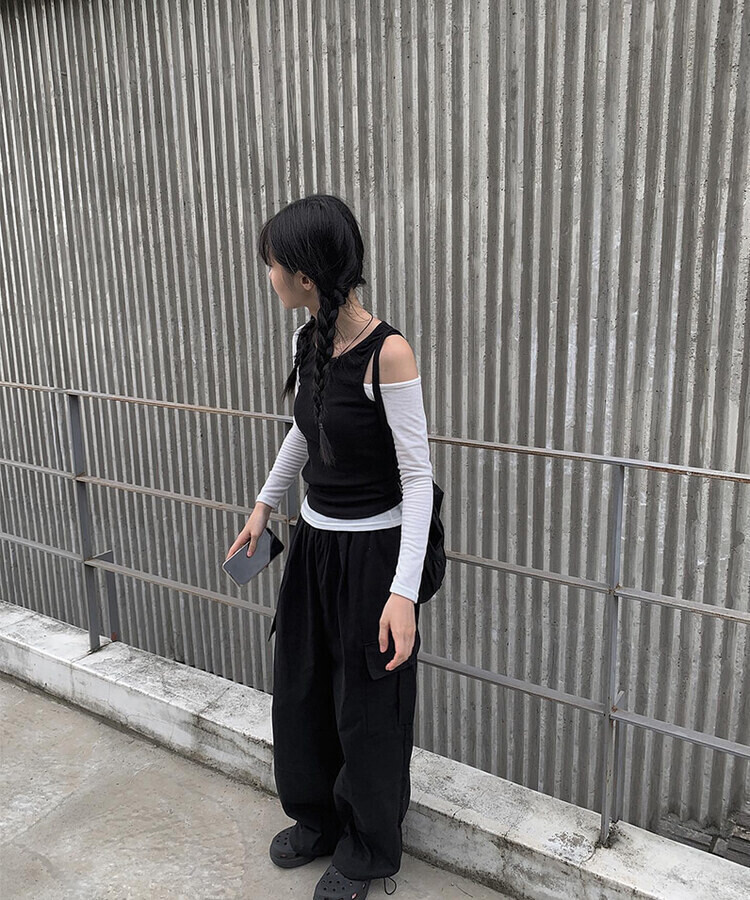 スリムフィットワンオフショルダークロップ長袖Tシャツ｜長袖T