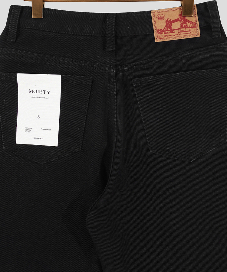 テーパードストレートフィットデニム