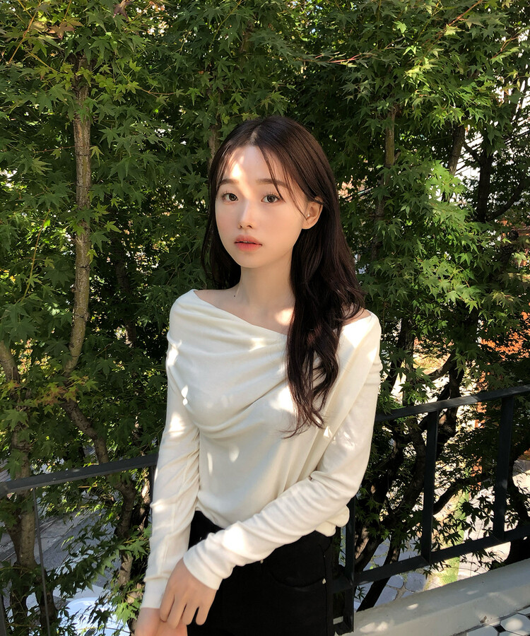 STS37263 オフショルダーラップロングTシャツ 長袖Tシャツ - YOUNG AND 