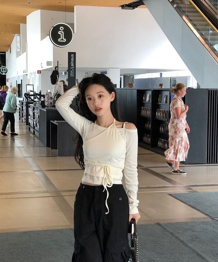 長袖Tシャツ ユニークラップストラップオフショルダー長袖Tシャツ アイボリー