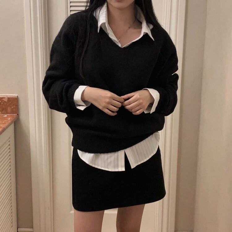 Matin Kim オーバーサイズニット 大きな文字ブラック ニット Vネック Matin Kim オーバーサイズニット 大きな文字ブラック ニット Vネック