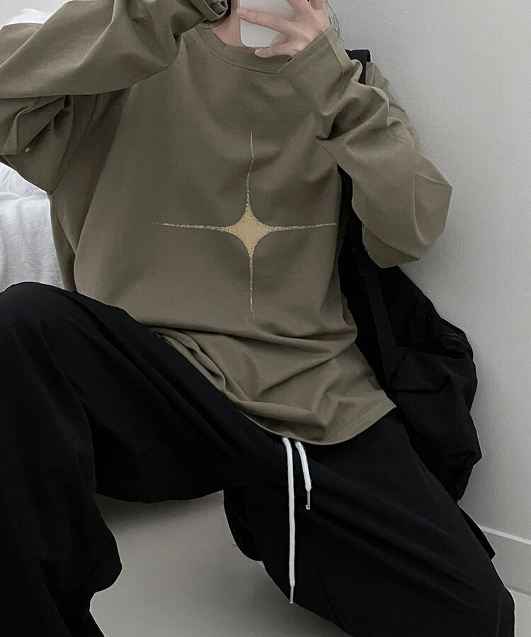 長袖Tシャツ クロスユニークプリントルーズフィット長袖Tシャツ カーキ
