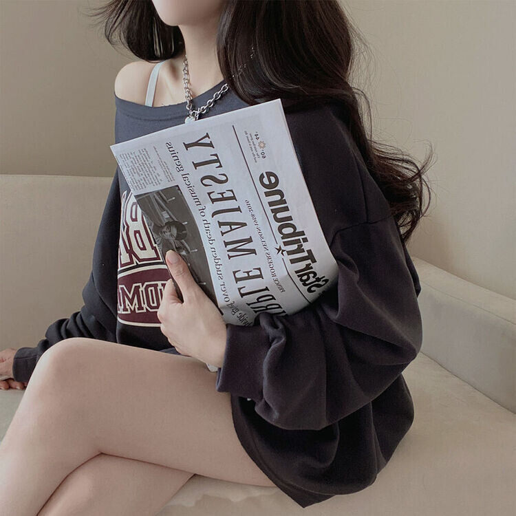 オフショルダーレタリングオーバーサイズ長袖Tシャツ