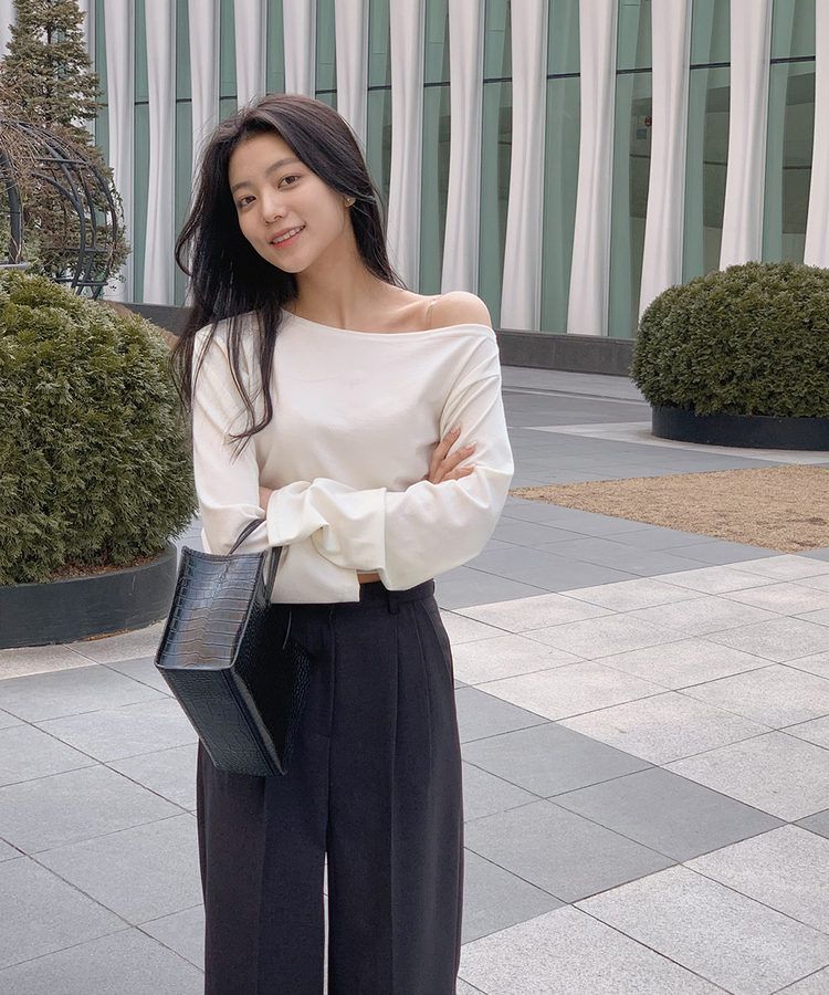 スリムウエストクロップオフショルダー長袖Tシャツ｜長袖Tシャツ｜韓国