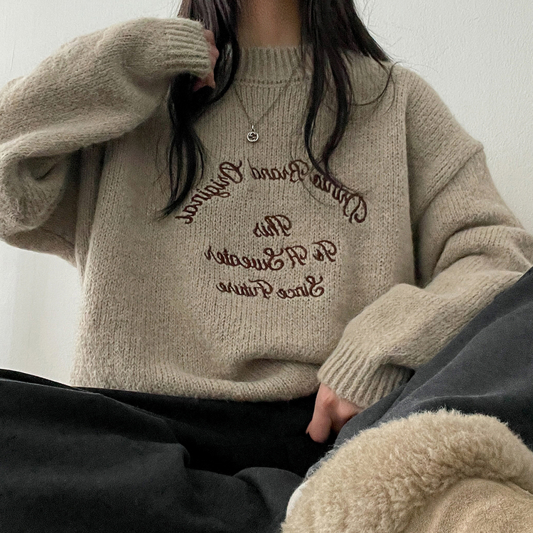 ニット 刺繍レタリングウールニット KHAKI