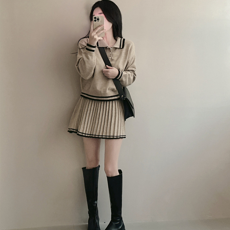 クリーム色 セーターとプリーツスカート セット クリーム色 セーターとプリーツスカート セット クリーム色 セーターと