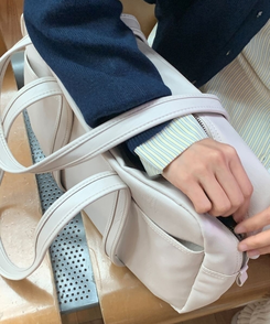 ポケットレザービッグショルダーバッグ IVORY