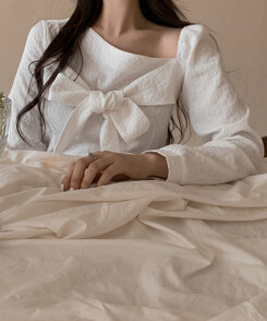 フェミニン斜めオフショルダーリボンリンクルトップス|ブラウス フェミニン斜めオフショルダーリボンリンクルトップス|ブラウス