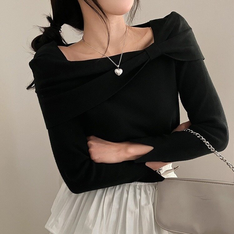 러브시그널 리본 스퀘어 오프숄더 소매 트임 긴팔 니트 블랙